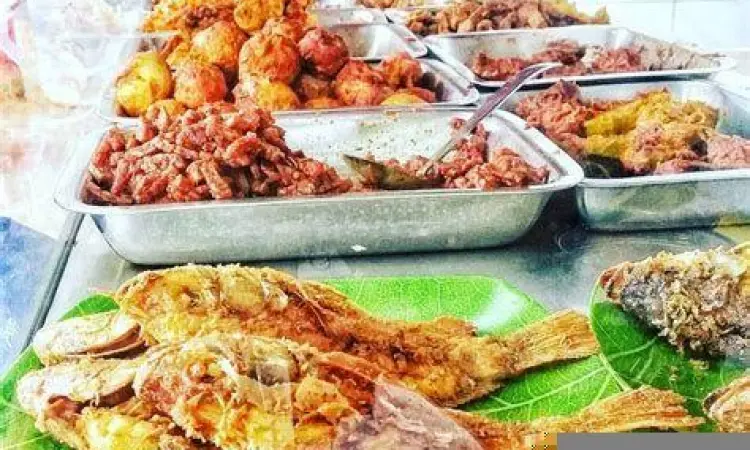 Berbagai pilihan lauk pauk di warung makan
