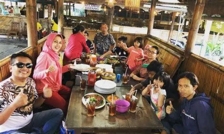 Interaksi sosial di warung makan lokal