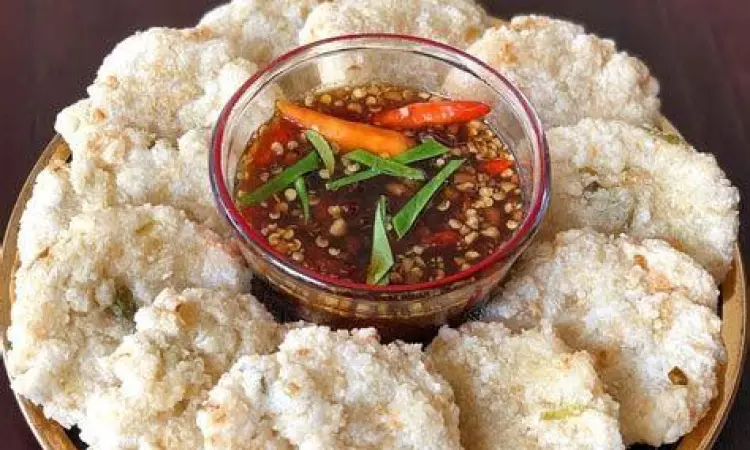 Cireng Bumbu Rujak cireng goreng disajikan dengan sambal rujak