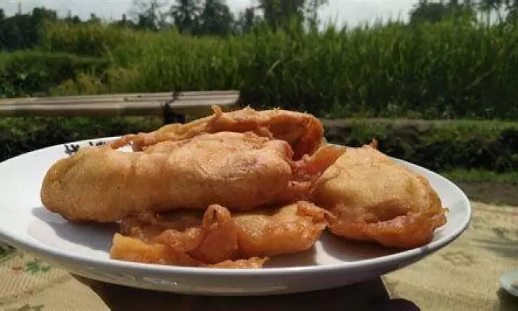 Pisang Goreng Kopi Klotok Pisang goreng hangat khas Warung Kopi Klotok yang renyah