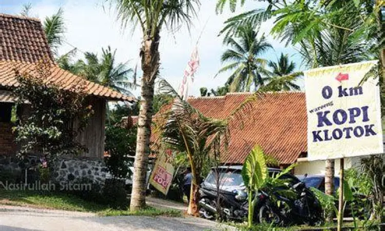 Interior Warung Kopi Klotok Arsitektur interior rumah Joglo di Warung Kopi Klotok