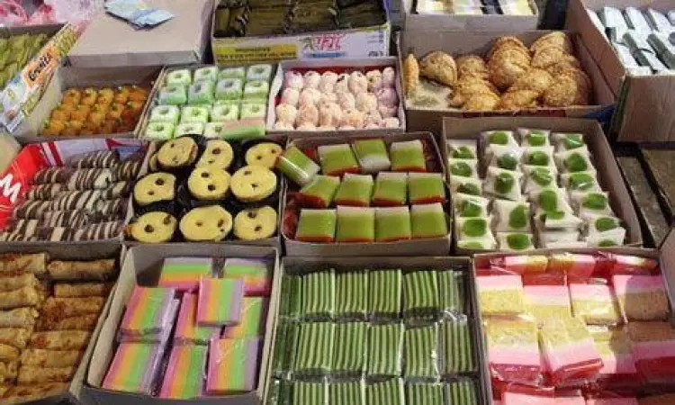 Jajanan Pasar Tradisional Aneka jajanan pasar warna-warni di pasar muara karang