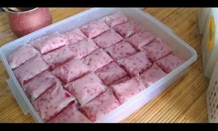 Proses membungkus kue cantik manis dengan plastik bening