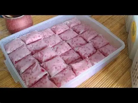 Teknik Pembungkusan Kue Proses membungkus kue cantik manis dengan plastik bening