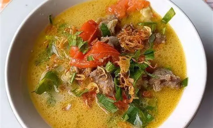 Proses penghalusan bumbu soto daging menggunakan cobek batu
