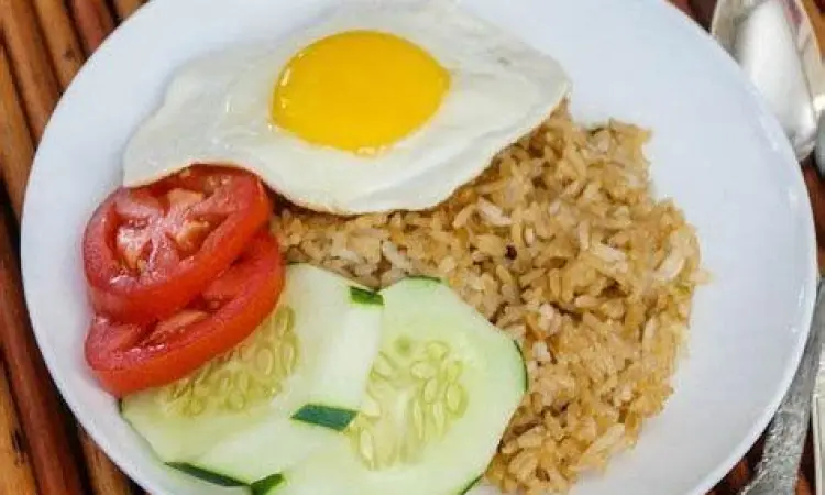 Gambar nasi goreng dengan topping telur mata sapi yang sempurna