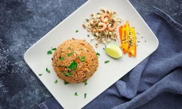 Gambar nasi goreng seafood dengan udang besar dan plating mewah