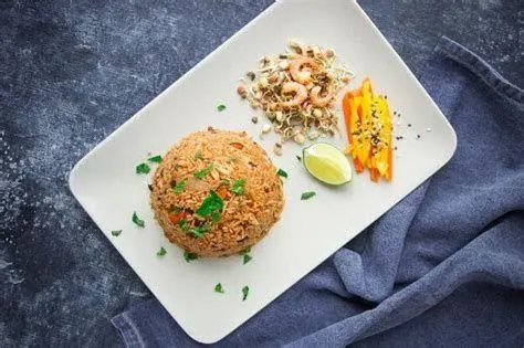 Nasi Goreng Seafood Premium Gambar nasi goreng seafood dengan udang besar dan plating mewah