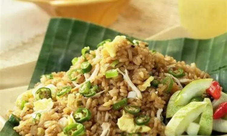 Gambar nasi goreng pedas dengan irisan cabai rawit dari sudut pandang atas