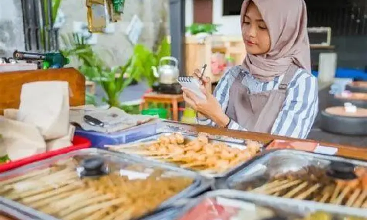 Proses memasak bakmi jawa menggunakan tungku arang tradisional