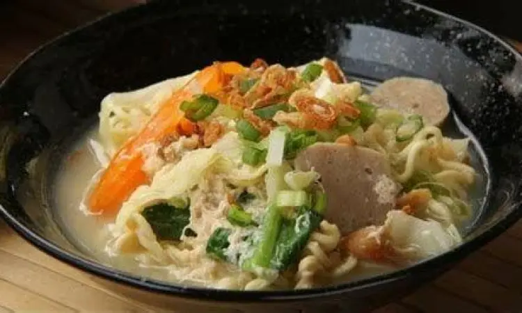 Sajian bakmi nyemek jawa dengan kuah sedikit yang kental