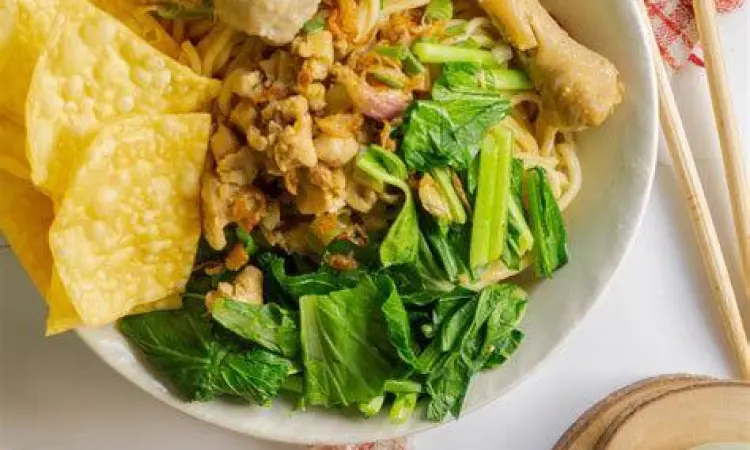 Detail Tekstur Mie Ayam Detail tekstur mie ayam yang diambil secara close-up