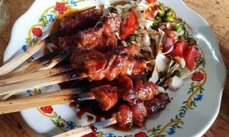 Warung sate kambing tradisional dengan tungku arang