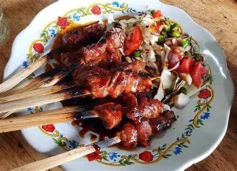 Proses Membakar Sate Kambing Warung sate kambing tradisional dengan tungku arang