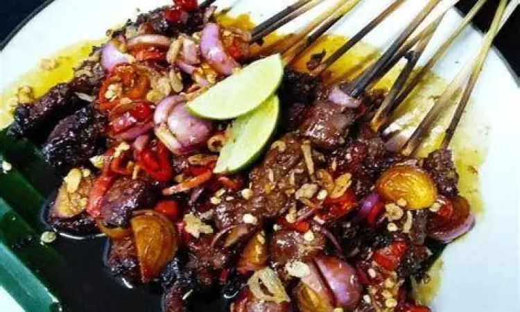 Detail Sate Kambing Bumbu Kecap Sate kambing bumbu kecap pedas dengan irisan bawang
