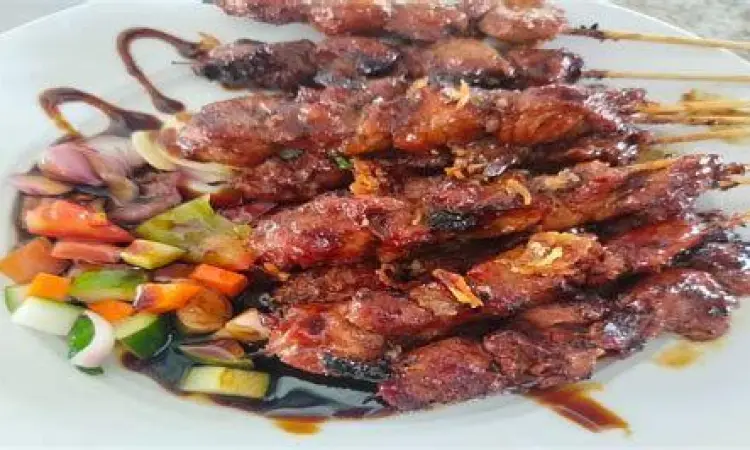 Sate kambing disajikan dengan porsi sayuran melimpah