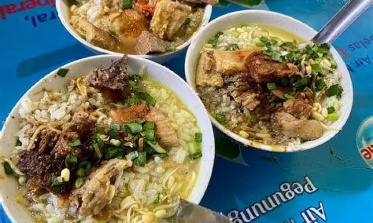 Proses memasak soto bok ireng menggunakan kuali dan kayu bakar