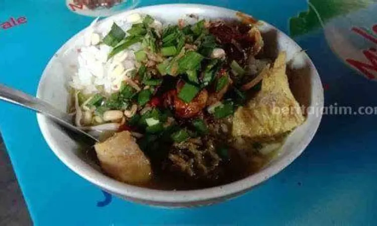 Warung Soto Bok Ireng Blitar Pintu masuk warung soto bok ireng yang sederhana namun ramai