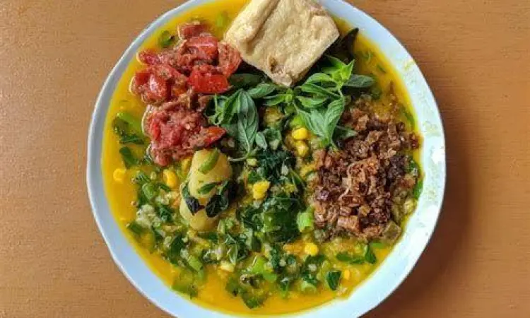 Tinutuan Manado Sajian bubur Manado Tinutuan dengan sayuran lengkap