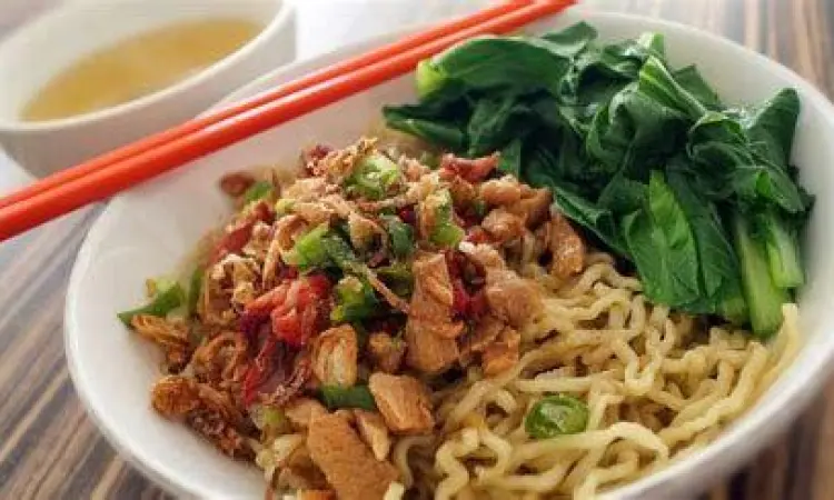 Mie ayam bakso gerobakan khas Wonogiri dengan kuah kental