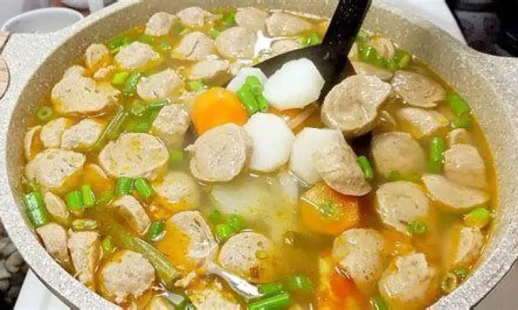 Proses perebusan tulang sapi untuk kaldu mie ayam bakso