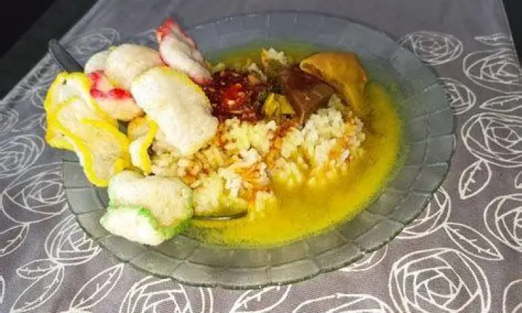 Seporsi nasi gultik blok m dengan sate dan kerupuk