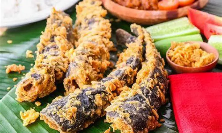 Pecel Lele Goreng Crispy Pecel lele goreng garing di piring