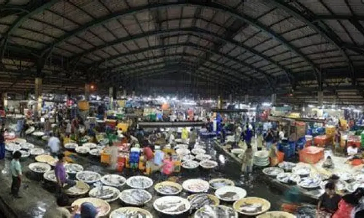 Pedagang seafood segar di Pasar Muara Karang