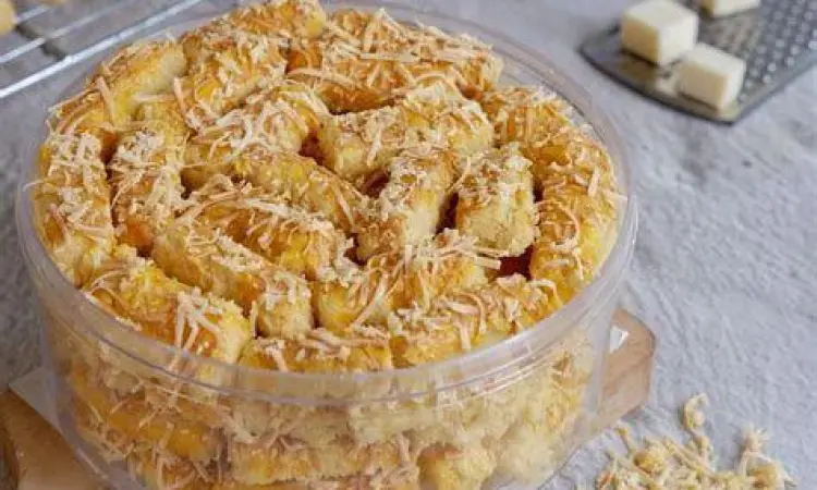 Kastengel keju dengan taburan cheddar yang melimpah