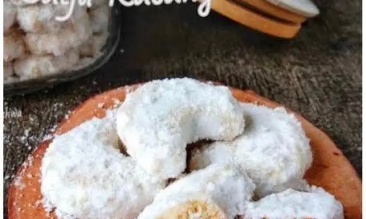 Kue putri salju dengan taburan gula halus putih bersih