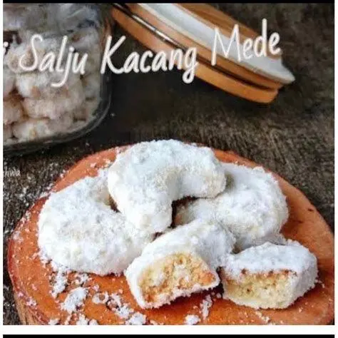 Putri Salju Mede Kue putri salju dengan taburan gula halus putih bersih