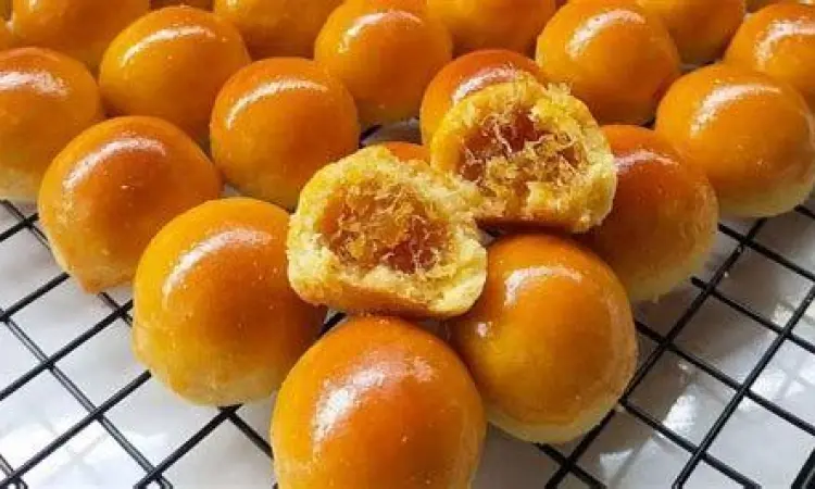 Kue nastar dengan olesan kuning telur mengkilap