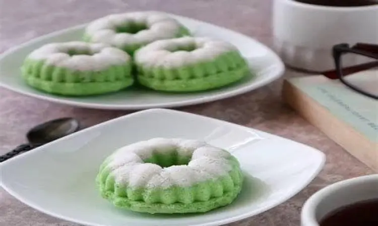 Penyajian kue putri ayu di atas piring saji
