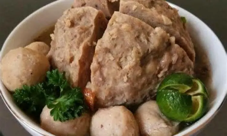 Bakso Jumbo Urat Bakso jumbo urat sapi dengan tekstur kasar yang menggugah selera