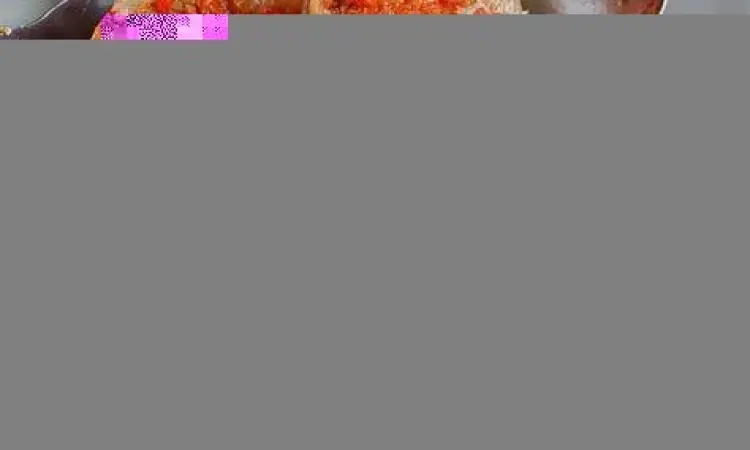 Bakso lava jumbo dengan isian sambal cabai rawit merah yang meluber