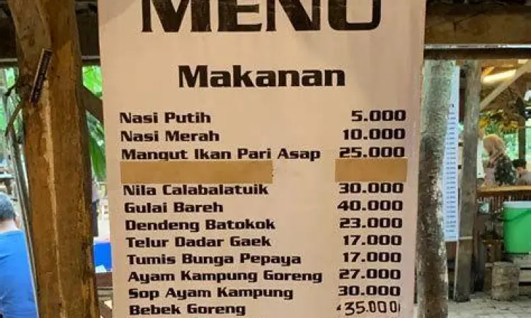 Jalan setapak menuju pintu masuk Warung Tuman BSD