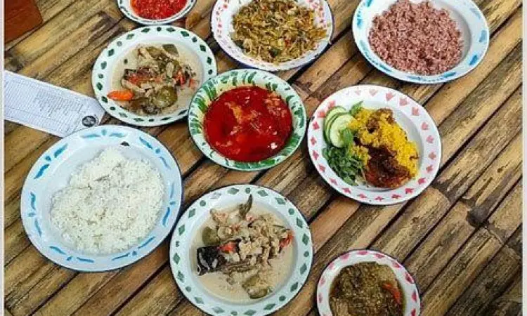 Penyajian makanan di piring seng tradisional di Warung Tuman