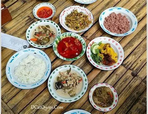 Penyajian Tradisional Warung Tuman Penyajian makanan di piring seng tradisional di Warung Tuman