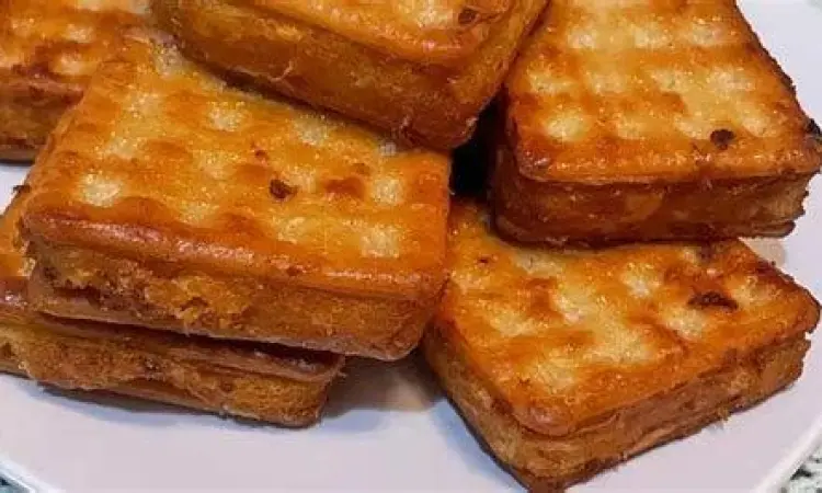 Proses menggoreng kue gabin tape di wajan