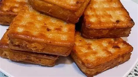 Menggoreng Gabin Tape Proses menggoreng kue gabin tape di wajan