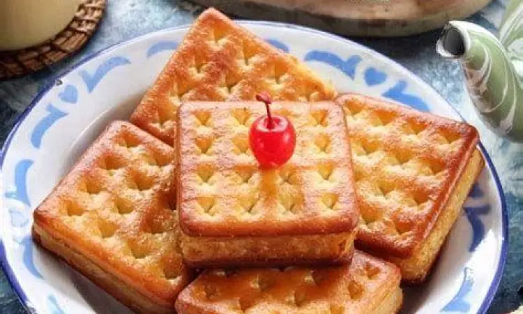 Penyajian kue gabin tape di piring kayu