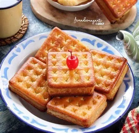 Penyajian Gabin Tape Penyajian kue gabin tape di piring kayu