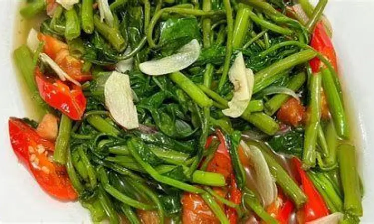 Teknik Menumis Kangkung Proses menumis kangkung dengan api besar