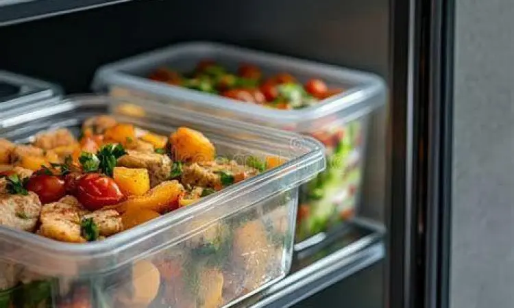 Wadah persiapan makanan di dalam kulkas