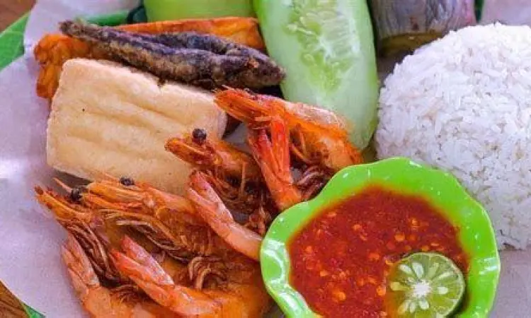 Suasana restoran Nasi Tempong Indra di Kuta Bali