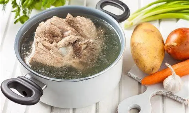 Teknik Simmering Daging Daging sapi yang sedang direbus dengan api kecil