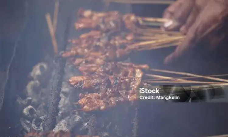 Membakar sate sapi di atas arang