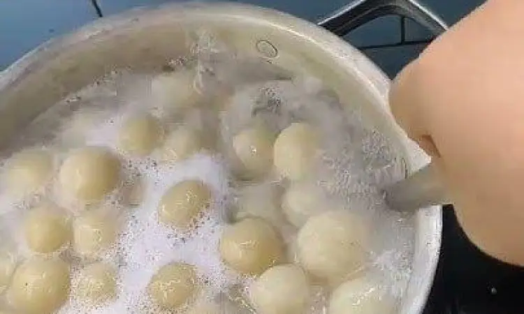 Merebus Cilok Proses merebus bulatan cilok dalam air mendidih