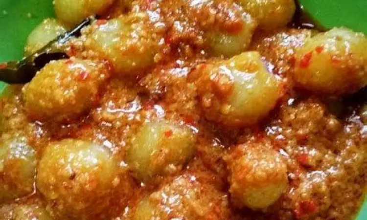 Cilok yang disajikan dengan bumbu kacang dan kecap manis