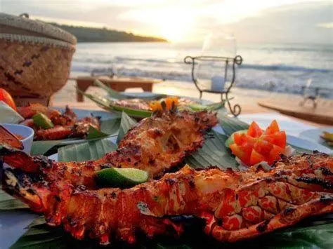 Suasana Makan Malam Jimbaran Suasana makan malam ikan bakar di pantai Jimbaran